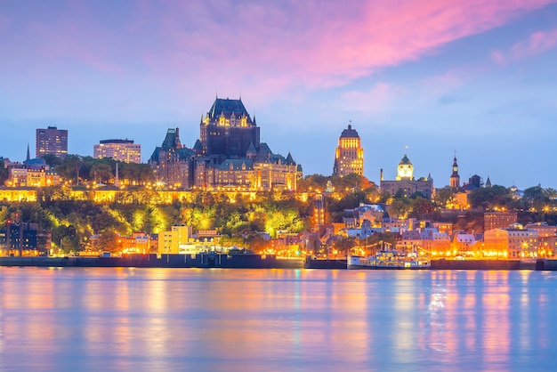 Photo panoramic view of quebec city skyline with  saint lawrence river in  canada