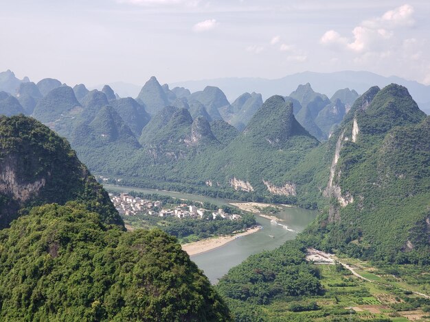 Photo panoramic view of river and mountains against sky