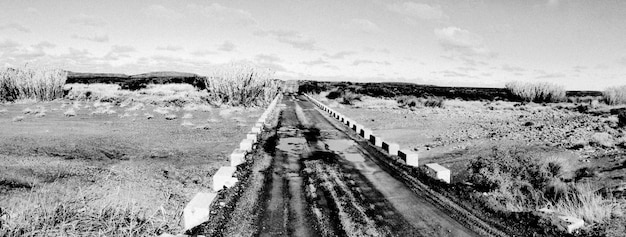 Foto vista panoramica della strada in mezzo al campo contro il cielo