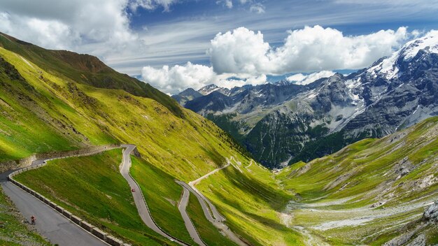 Foto vista panoramica della strada in mezzo alle montagne contro il cielo