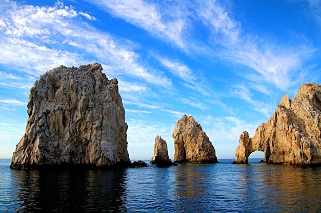 Foto vista panoramica delle formazioni rocciose in mare contro il cielo blu