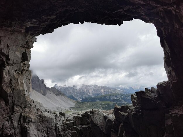 Foto vista panoramica delle formazioni rocciose