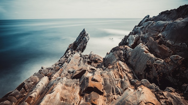 Foto vista panoramica delle rocce sulla spiaggia contro il cielo