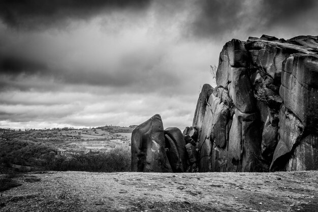 Photo panoramic view of rocks on field against sky