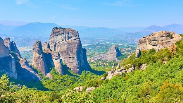 ギリシャのメテオラとテッサリア渓谷の岩のパノラマビュー-ギリシャの風景