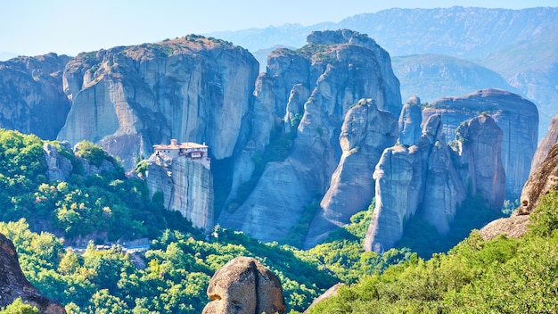 ギリシャ、崖の上にルサノウ修道院があるメテオラの岩のパノラマビュー-ギリシャの風景