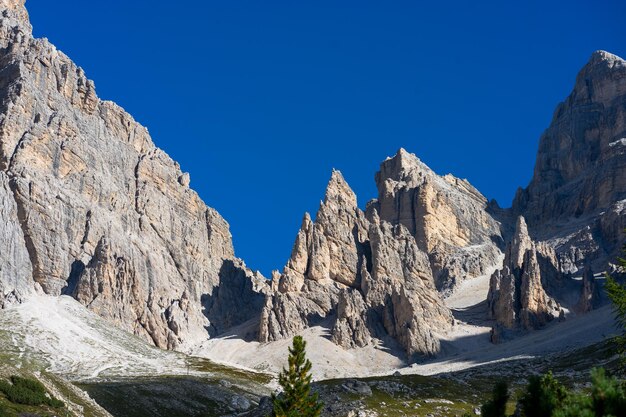 Foto vista panoramica di rocce e montagne contro il cielo blu