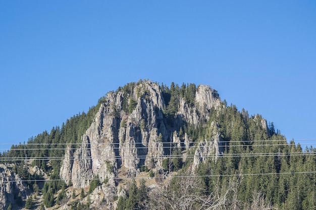 明るい青い空の背景にある岩石の山のパノラマ景色