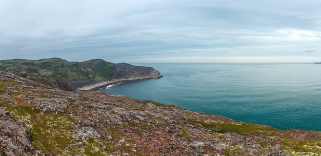 バレンツ海の岩の多い海岸のパノラマビュー。コラ半島、北極。ロシア。