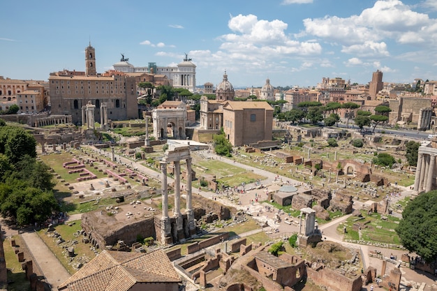 Панорамный вид на Римский форум, также известный как Forum Romanum или Foro Romano, с Палатинского холма. Это форум, окруженный руинами древних правительственных зданий в центре Рима.