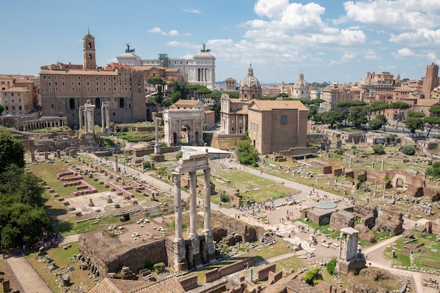 Панорамный вид на Римский форум, также известный как Forum Romanum или Foro Romano, с Палатинского холма. Это форум, окруженный руинами древних правительственных зданий в центре Рима.