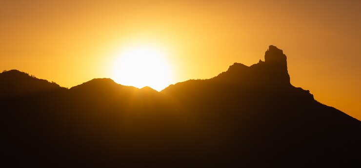 Photo 카나리아 제도의 일몰 시 roque nublo 산 실루엣의 탁 트인 전망