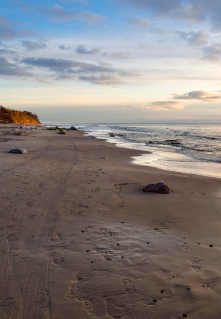 パノラマビュー晴れた日にパランガリトアニアのバルト海の砂浜で急いで波