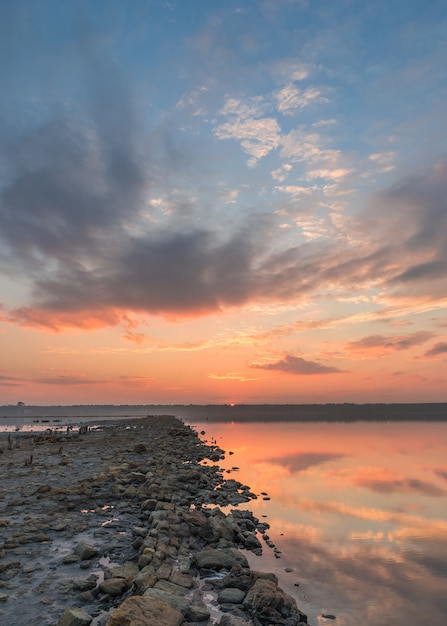 夕暮れ時の塩湖のパノラマビュー