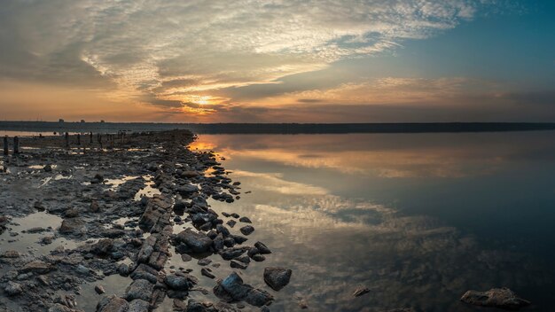 夕暮れ時の塩湖のパノラマビュー