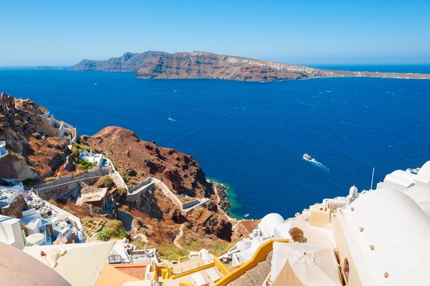 ギリシャ、サントリーニ島のパノラマビュー。海の見える夏の風景。有名な旅行先