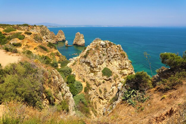 Foto vista panoramica del mare contro un cielo blu limpido