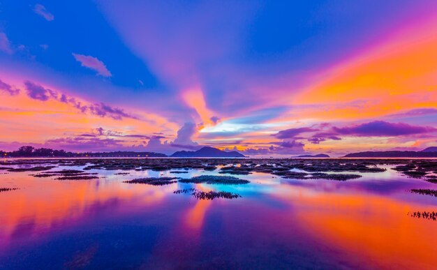 Foto vista panoramica del mare contro un cielo drammatico durante il tramonto