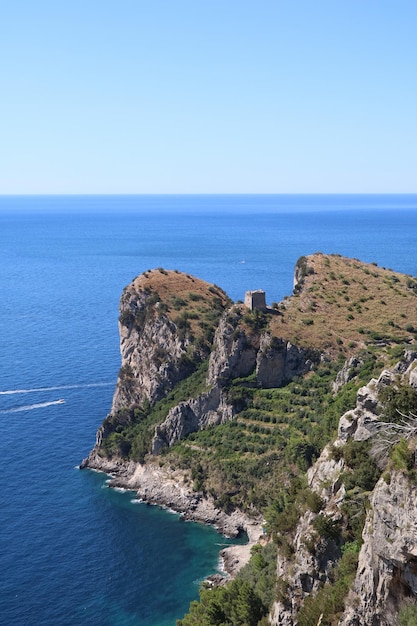바다의 파노라마 풍경 아래쪽에는 이탈리아 카프리의 무더기들이 보인다.