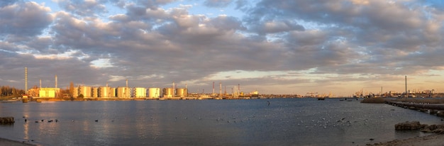 Foto vista panoramica del mare e degli edifici contro il cielo durante il tramonto