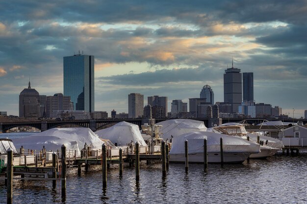 Photo panoramic view of sea and buildings against sky at sunset