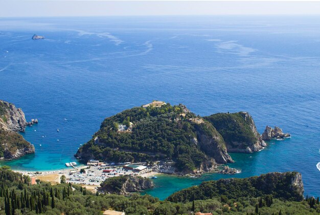 晴れた日の海と海岸のパノラマビューコルフギリシャ