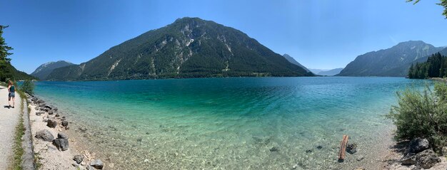空を背景に海と山のパノラマ景色