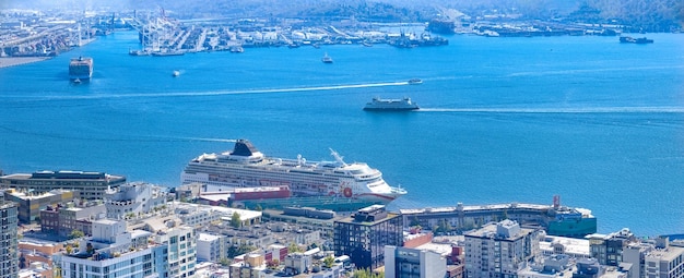 Vista panoramica del porto turistico di seattle bell harbour e del porto di seattle