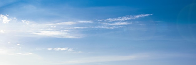 雲が散らばる空のパノラマ ビュー