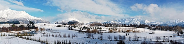 Foto vista panoramica del paesaggio coperto di neve contro il cielo