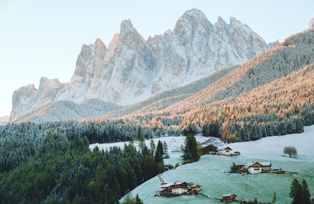 Foto vista panoramica delle montagne innevate contro il cielo