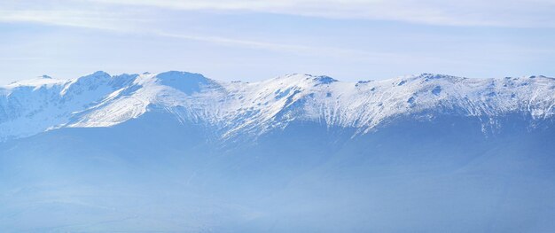 Панорамный вид на снежный горный хребет вдалеке copyspace la pinilla segovia