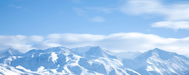 Photo panoramic view of snowy mountains and clouds