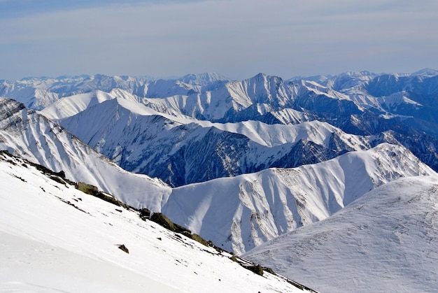 Панорамный вид на снежную зиму горнолыжного курорта Гудаури в Грузии