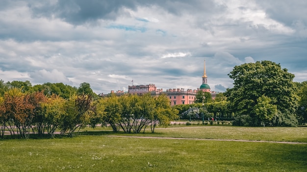 Панорамный вид на летний городской пейзаж в Санкт-Петербурге. Россия.