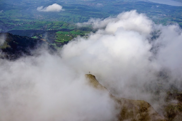 Foto vista panoramica delle alpi svizzere dal monte pilatus, lucerna, svizzera.