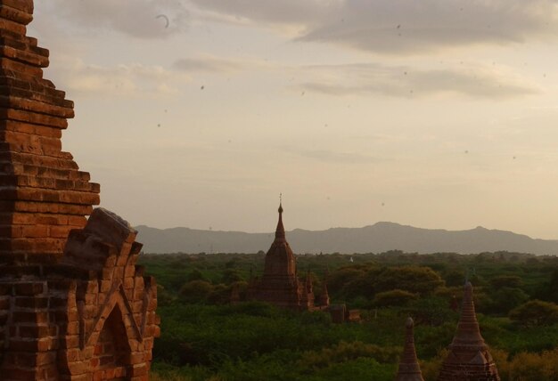 天空を背景にした寺院のパノラマ景色