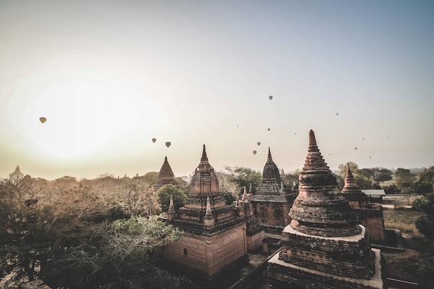 晴れた空を背景に寺院の建物のパノラマビュー