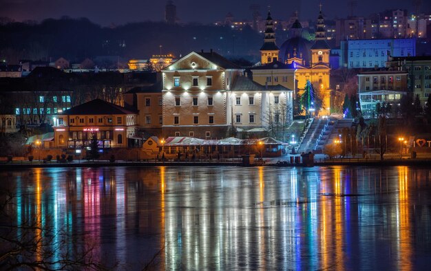 Photo panoramic view of ternopil pond and castle in ternopol ukraine on a winter night