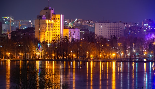 冬の夜に、テルノーピリの池とウクライナ、テルノーピリの城のパノラマビュー