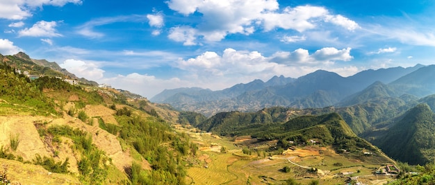Панорамный вид террасированного рисового поля в Сапе, Лаокай, Вьетнам