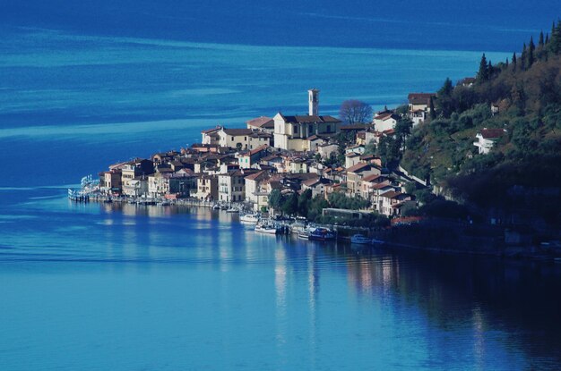 Photo panoramic view of town by sea against sky