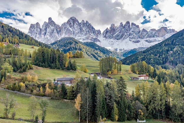 Vista panoramica degli alberi sul paesaggio contro un cielo nuvoloso