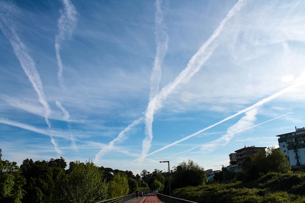 Foto vista panoramica delle tracce di vapore nel cielo