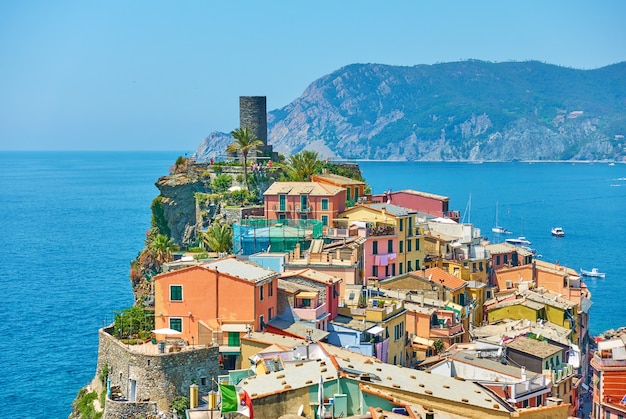イタリア、チンクエテッレの海沿いの岩の上にあるヴェルナッツァの小さな町のパノラマビュー