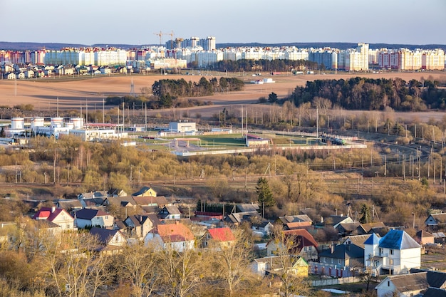 Панорамный вид на сельскую застройку жилой квартал городской застройки вечером с высоты птичьего полета