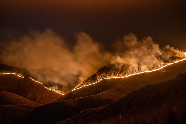 Photo panoramic view of volcanic mountains against sky at night