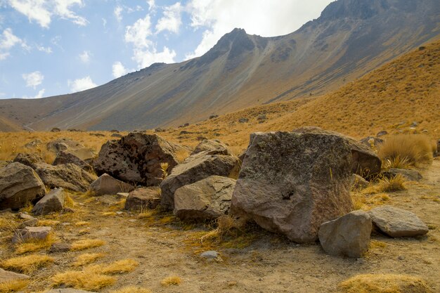 メキシコの火山クレーター風景のパノラマビュー