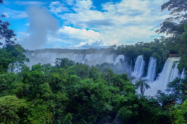 Photo panoramic view of waterfall in forest against sky