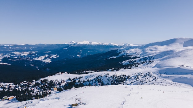 Vista panoramica della bellezza delle montagne innevate d'inverno nella natura. copia spazio